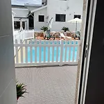 Live, Laugh, Guest With Ac Apartman *