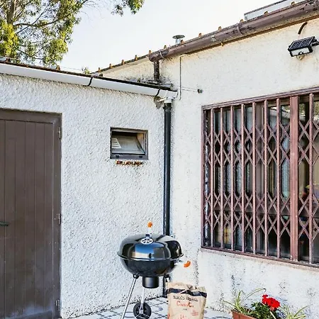 Live, Laugh, Guest With Ac *