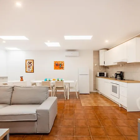 Live, Laugh, Guest With Ac Madalena (Vila Nova de Gaia)
