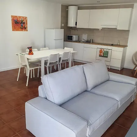 Live, Laugh, Guest With Ac Madalena (Vila Nova de Gaia)