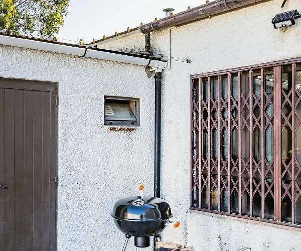 Live, Laugh, Guest With Ac *