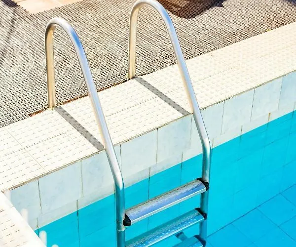 Live, Laugh, Guest With Ac *