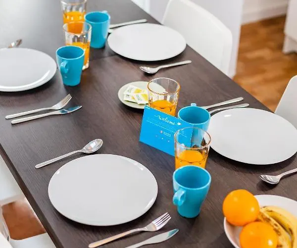 Apartment Live, Laugh, Guest With Ac *